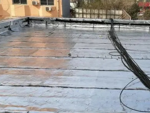 互助卫生间漏水维修公司分享下互助屋面楼顶防水刚性防水层施工要点。